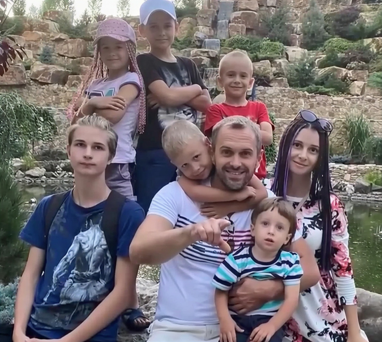 Жена-красавица, пятеро сыновей и дочь с редким именем. Как сегодня живет актер «Тайны следствия» Алексей Комашко