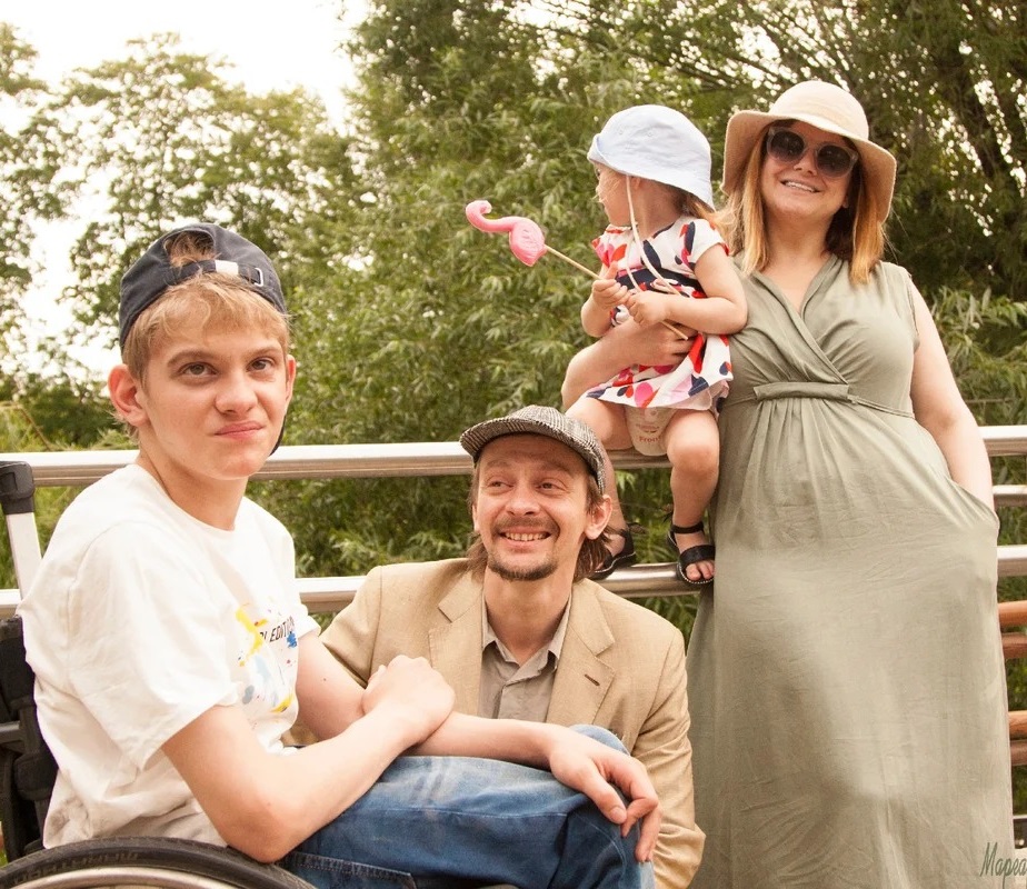 «Назад дороги нет»: Почему Евгений Кулаков с больным сыном переехал в Израиль. Как живет его семья