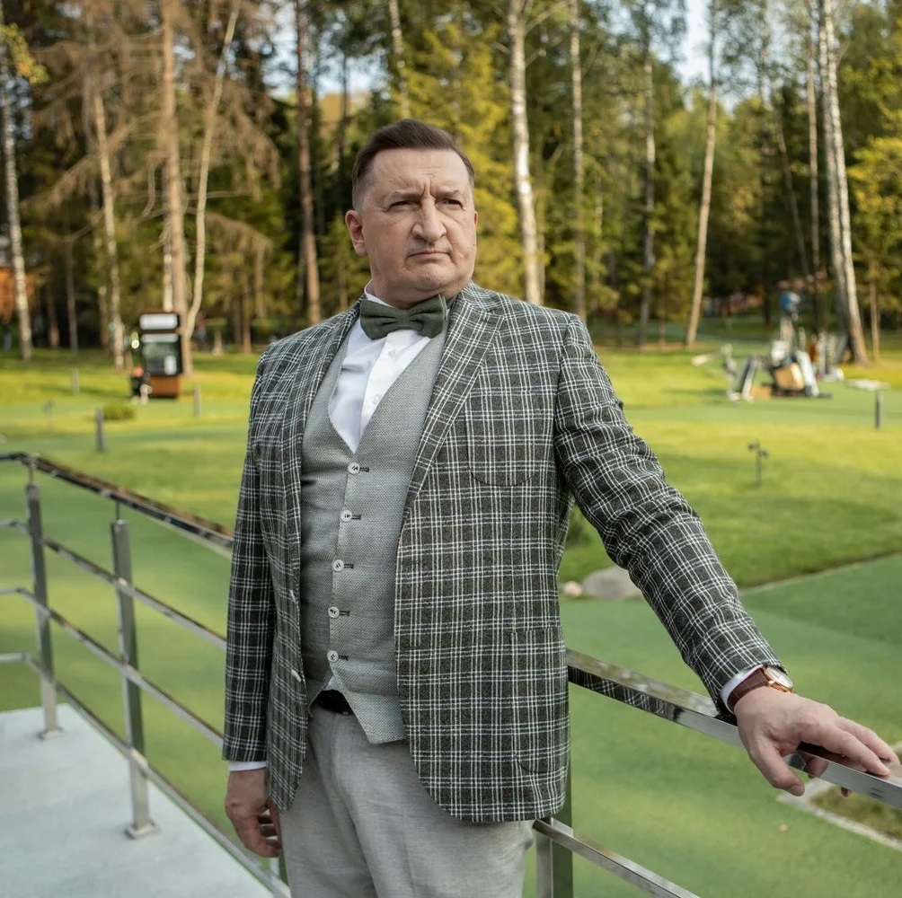 Служил в стройбате, 45 лет в браке с одной женщиной, сын - знаменитая модель. Как сегодня живет Александр Лыков