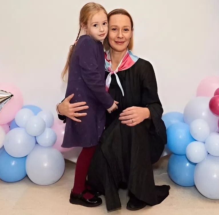 Родила двоих после 40 от бывшего студента. Как сегодня выглядит семья Евгении Дмитриевой