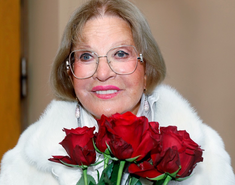 В 84 года собралась замуж за Садальского, отреклась от дочери - предательницы. Судьба Людмилы Максаковой