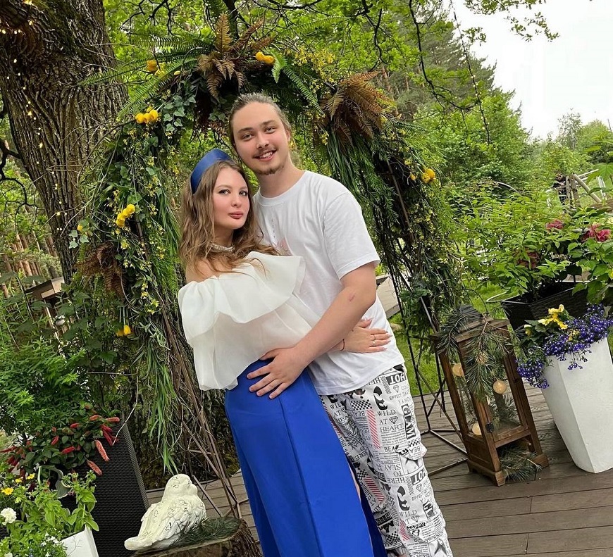 Женился на танцовщице, сидит на шее у родителей. Чем занимается сын Королевой и Тарзана - Архип Глушко