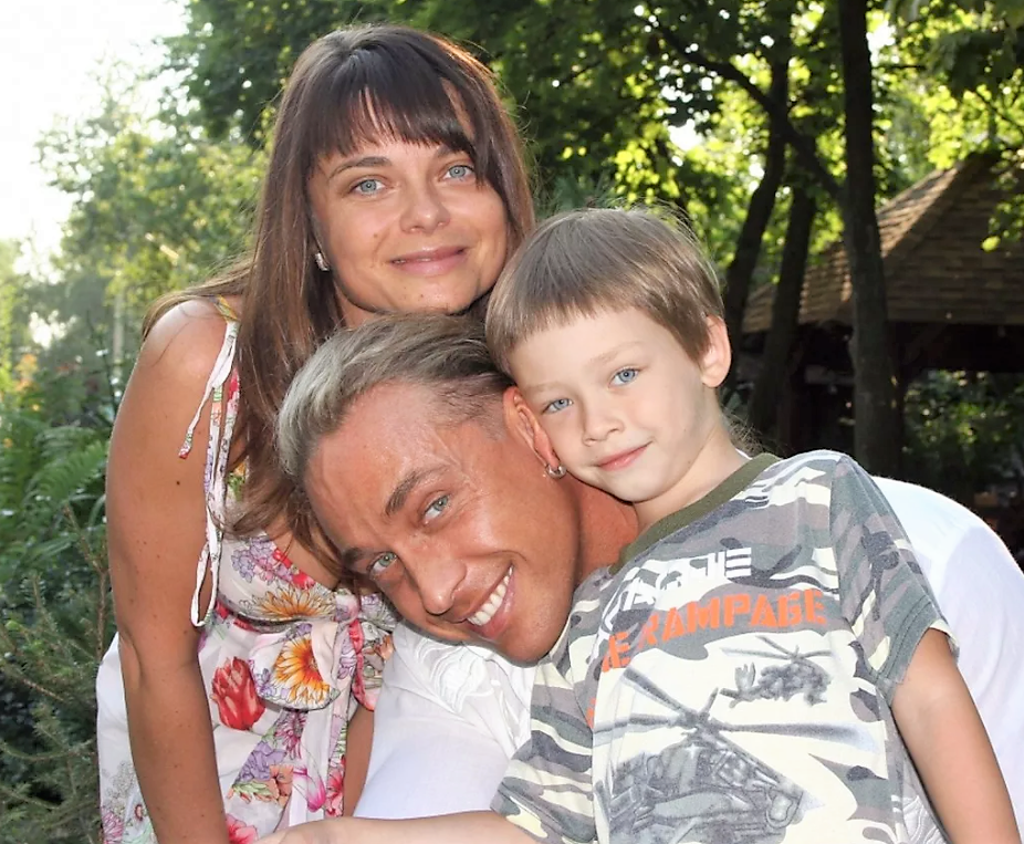 Женился на танцовщице, сидит на шее у родителей. Чем занимается сын Королевой и Тарзана - Архип Глушко