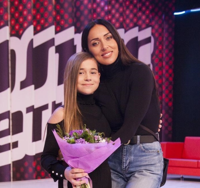 Скрывала сына 9 лет, дочки выросли настоящими красотками. Как сегодня выглядят дети Алсу и чем они занимаются