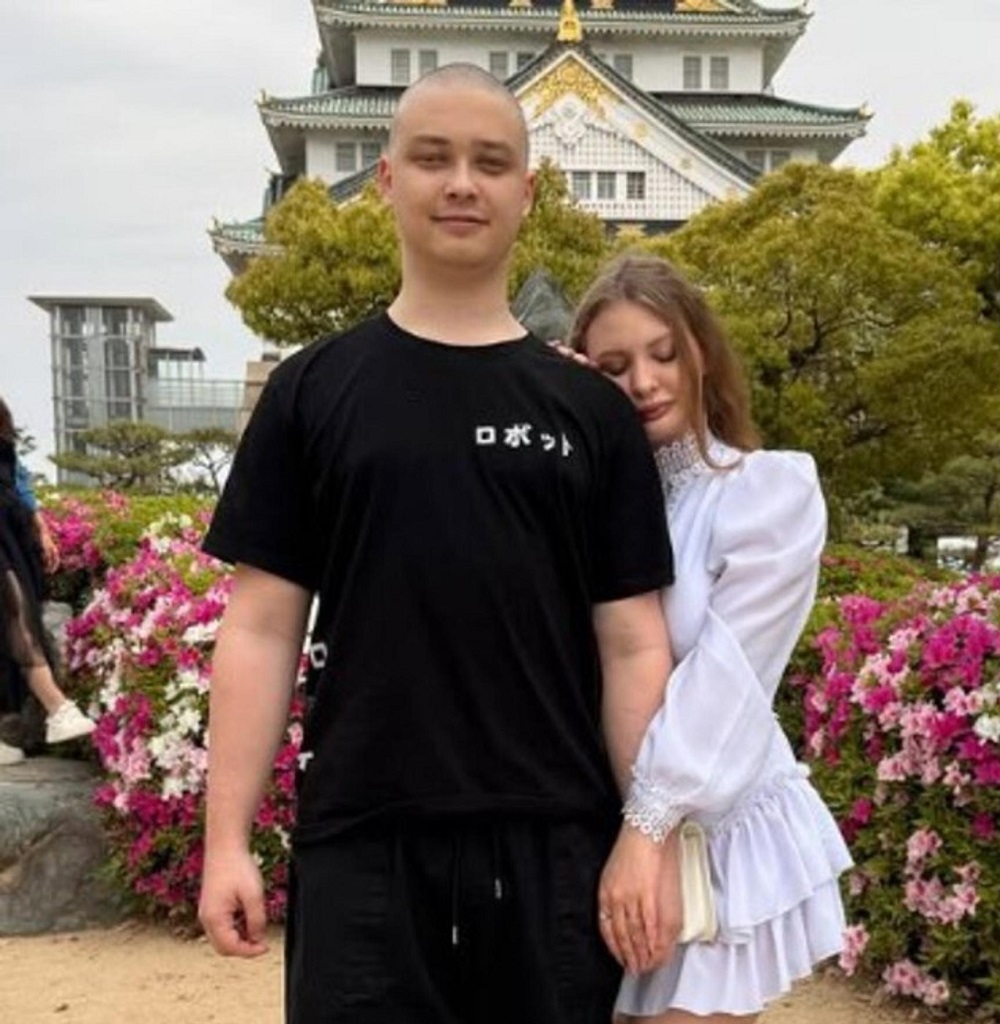 Женился на танцовщице, сидит на шее у родителей. Чем занимается сын Королевой и Тарзана - Архип Глушко