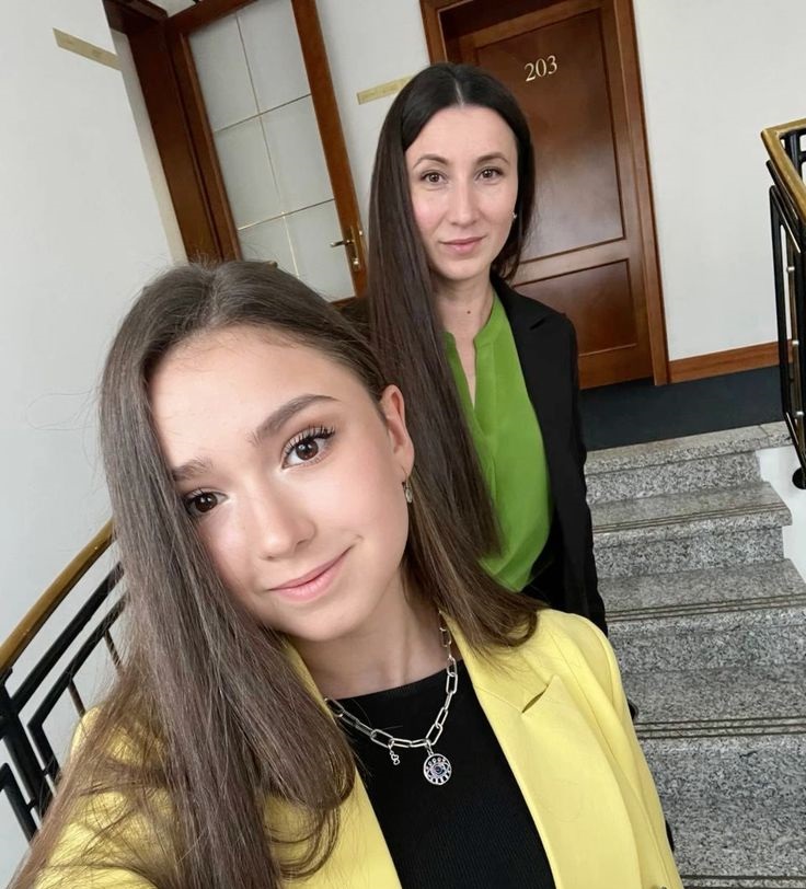 Мама-бизнесвумен и отец-полковник. Как выглядят и живут родители Камилы Валиевой