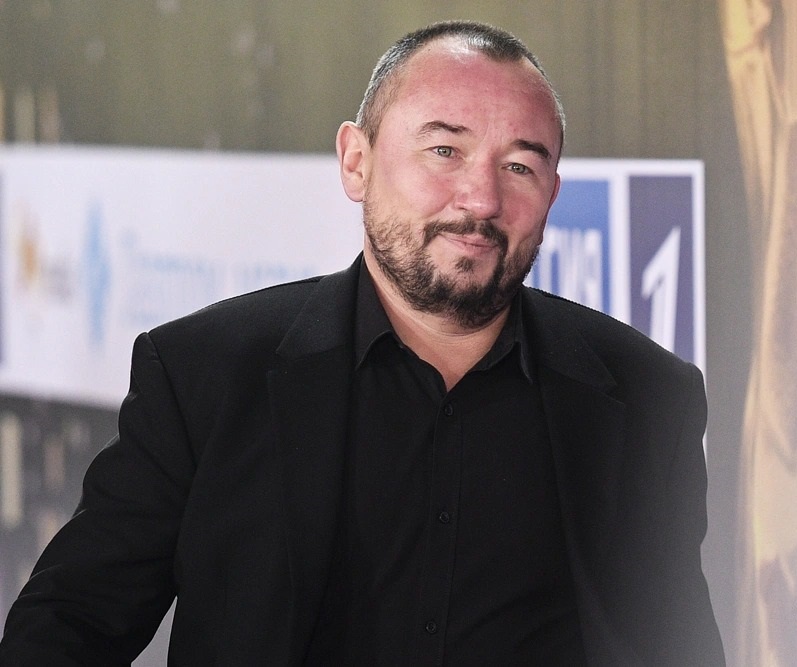 Служба в Афганистане, красавица жена и трое детей: Куда пропал ведущий Артем Шейнин и чем сейчас занимается