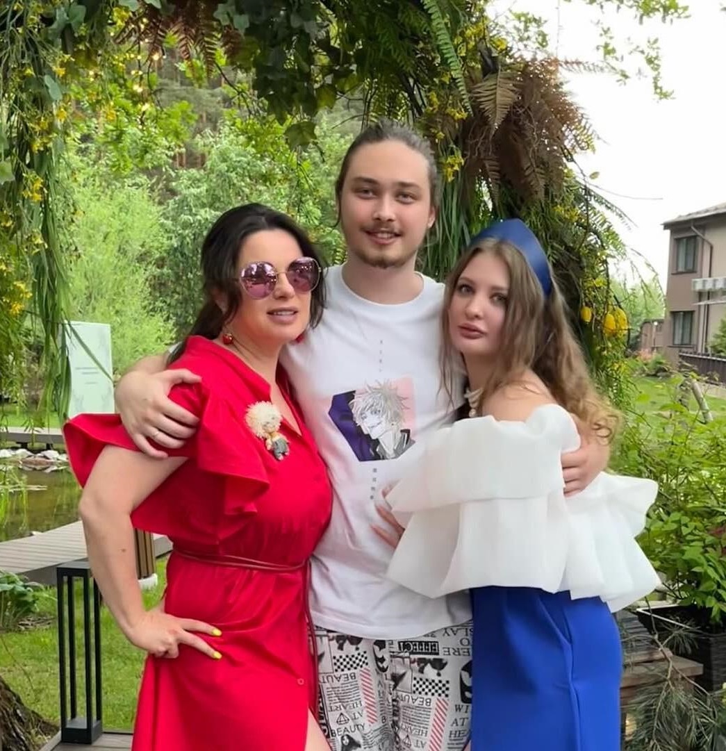 Женился на танцовщице, сидит на шее у родителей. Чем занимается сын Королевой и Тарзана - Архип Глушко