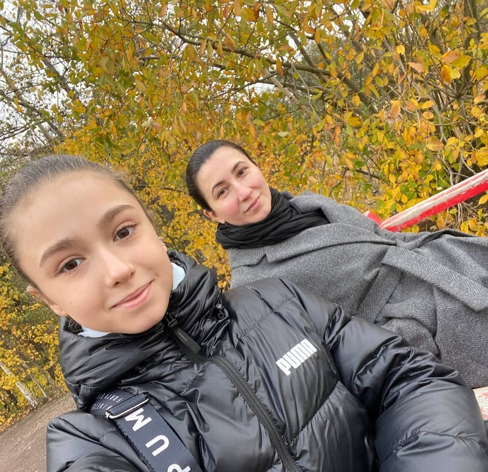 Мама-бизнесвумен и отец-полковник. Как выглядят и живут родители Камилы Валиевой