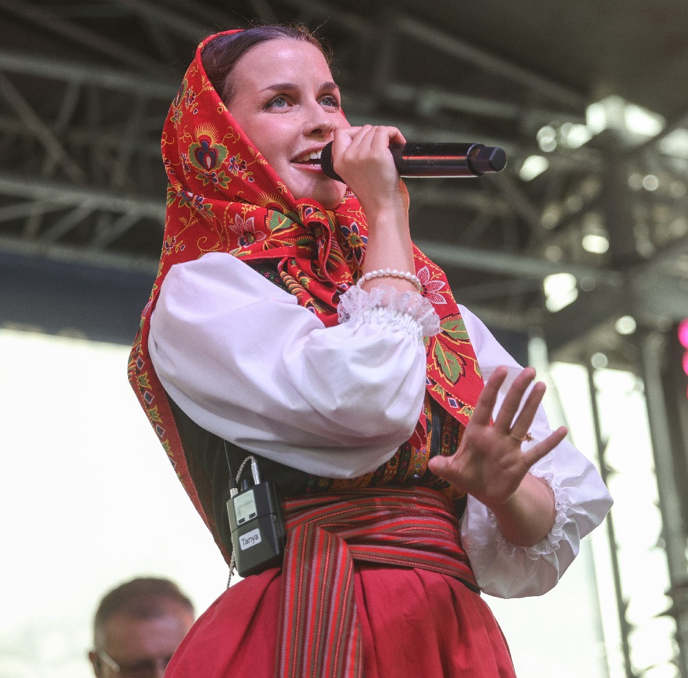 Песня "Матушка", дочка от красавца - мужа и конкуренция с Shaman. Как живет певица Татьяна Куртукова
