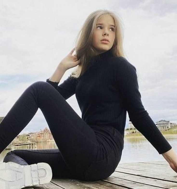 В 18 лет выросла красавицей, встречается с режиссёром. Как сегодня выглядит дочь Александра Абудулова от Юлии Мешиной