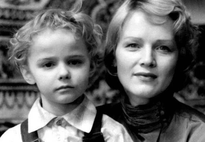 Потеряла сына, побрилась налысо и осталась одна. Тяжелая судьба актрисы Натальи Егоровой
