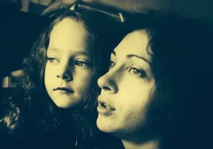 15 летняя копия отца, сестра Аглая Тарасова. Как сейчас выглядит дочь актеров Ксении Раппопорт и Юрия Колокольникова