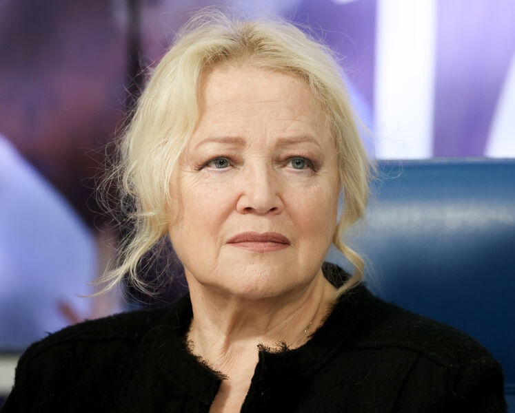 Потеряла сына, побрилась налысо и осталась одна. Тяжелая судьба актрисы Натальи Егоровой