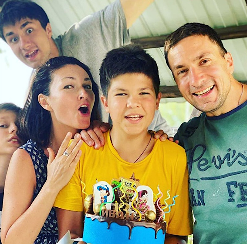 Высокий 18 - летний красавец, весь в папу. Как сейчас выглядит старший сын Юлии Такшиной и Григория Антипенко