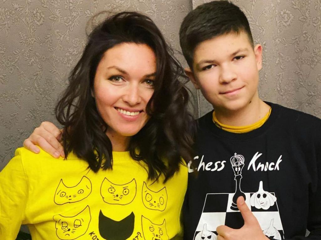 Высокий 18 - летний красавец, весь в папу. Как сейчас выглядит старший сын Юлии Такшиной и Григория Антипенко