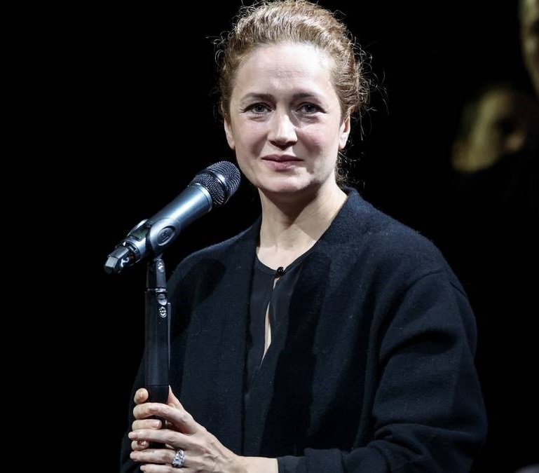 Потеряла первую дочь и долго скрывала вторую. Отношения с Фёдором Бондарчуком. Как живет Виктория Исакова