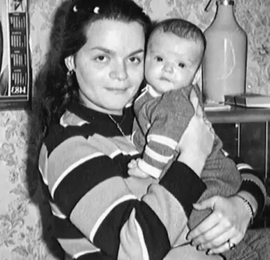 В 43 года до сих пор живет с мамой. Почему Лариса Долина забрала дочь из Лондона и не отпускает от себя