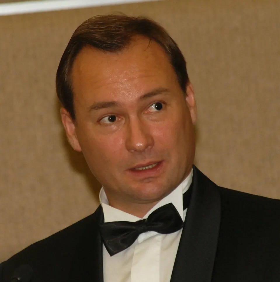 Беременная жена бросила его, а после рождения дочери запретила ему с ней общаться. Где сейчас актер Александр Песков?
