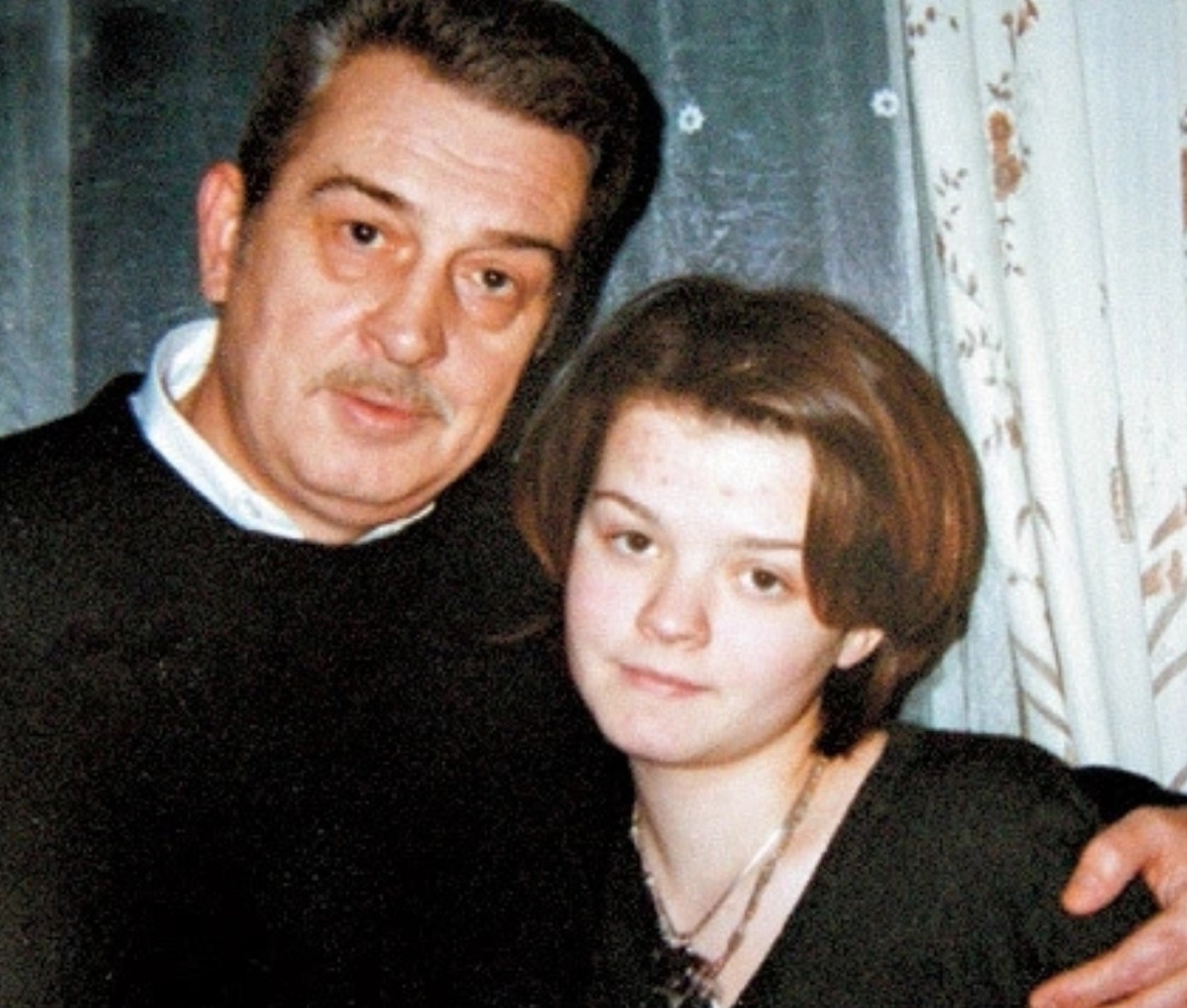 В 43 года до сих пор живет с мамой. Почему Лариса Долина забрала дочь из Лондона и не отпускает от себя
