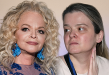В 43 года до сих пор живет с мамой. Почему Лариса Долина забрала дочь из Лондона и не отпускает от себя