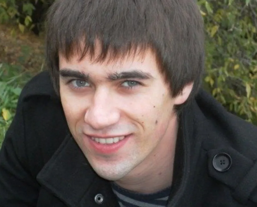 Сменил веру, оставил жену с детьми и уехал в Сирию. Погиб в 31 год. Судьба актера Вадима Дорофеева