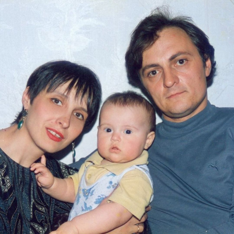 Верный муж, две дочки и тяжелая болезнь. Как выглядит семья Светланы Рожковой и что сейчас с артисткой