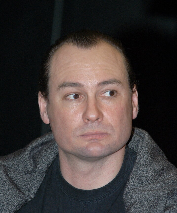 Беременная жена бросила его, а после рождения дочери запретила ему с ней общаться. Где сейчас актер Александр Песков?