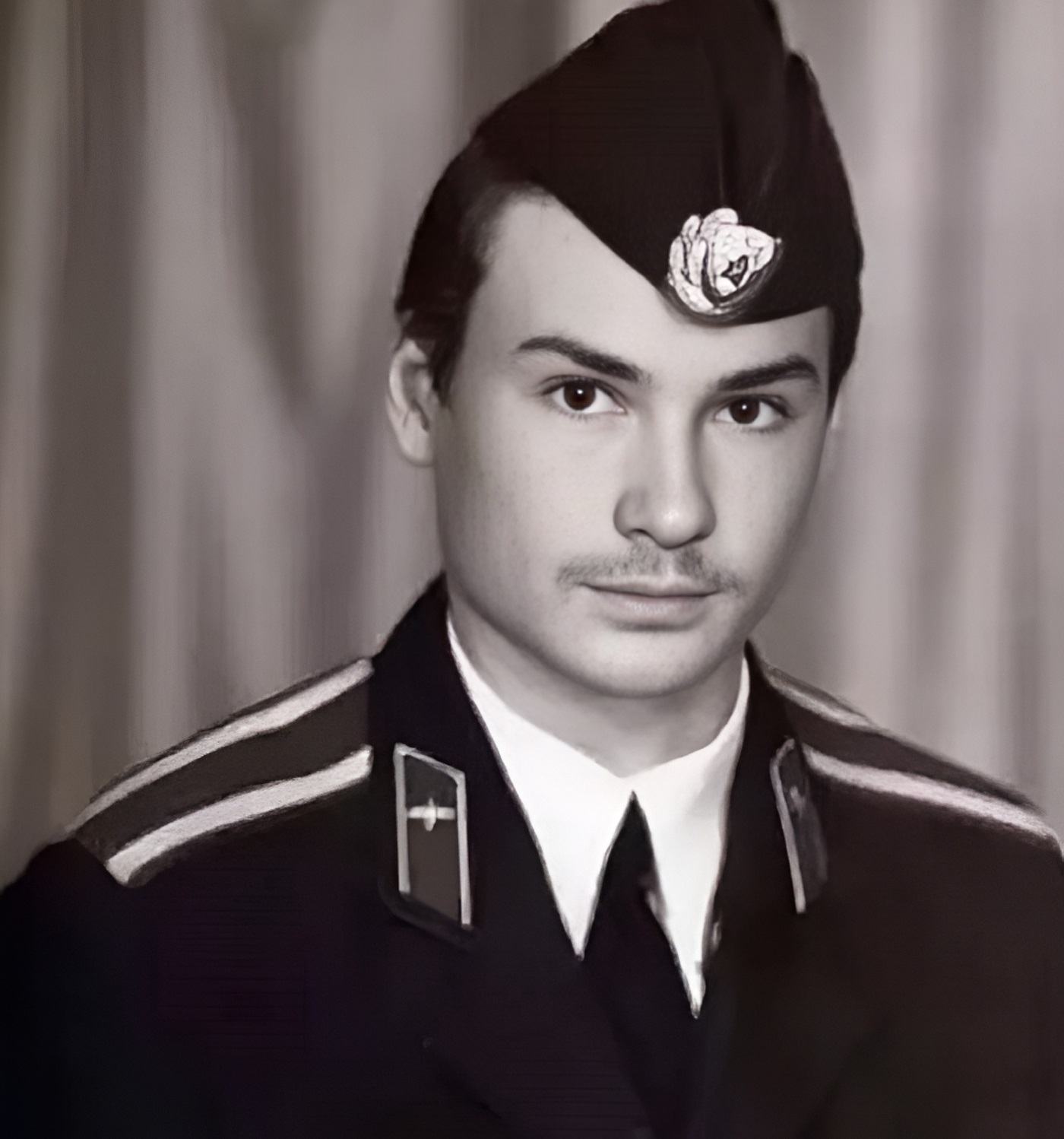 Беременная жена бросила его, а после рождения дочери запретила ему с ней общаться. Где сейчас актер Александр Песков?