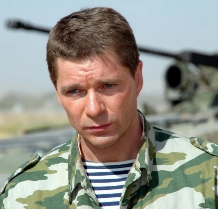 Пережил страшную болезнь, растил чужого ребенка и молился за рождение дочки. Как выглядит семья Сергея Маховикова