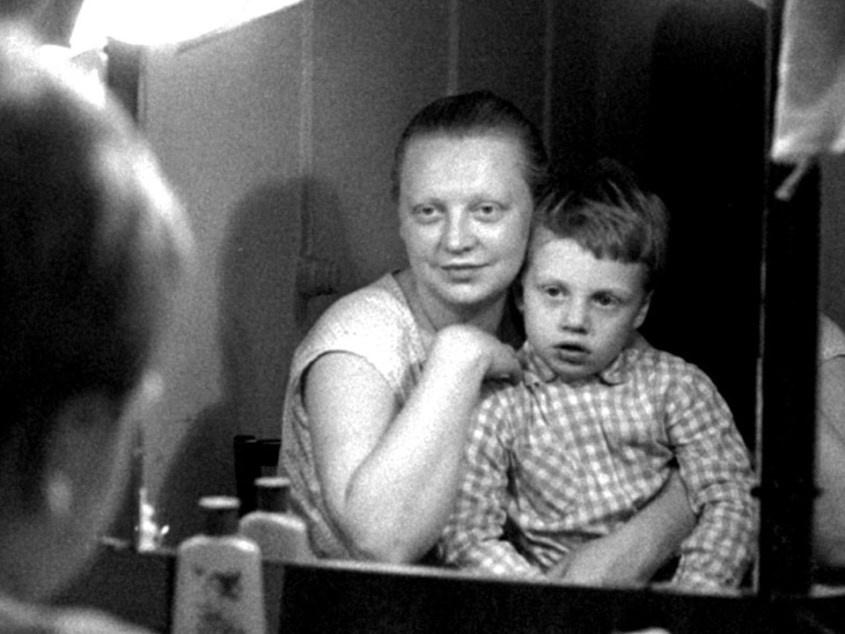 Старший женился на француженке, младший стал музыкантом. Как выглядят сыновья и внуки Светланы Крючковой, которые живут за границей