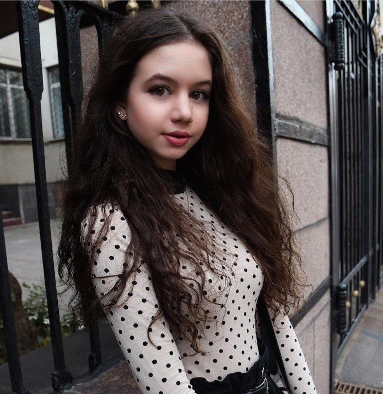 Стала звездой в 6 лет, бросила кино и в 23 года вышла замуж: что стало с Луизой-Габриэлой Бровиной