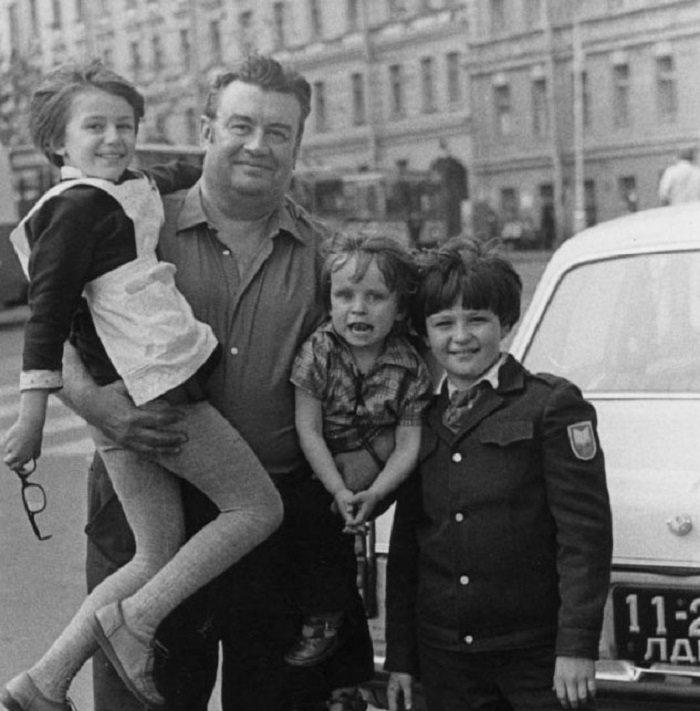 Пережила череду потерь, сильно изменилась, живет с дочерью в 11-комнатной квартире. Анастасия Мельникова