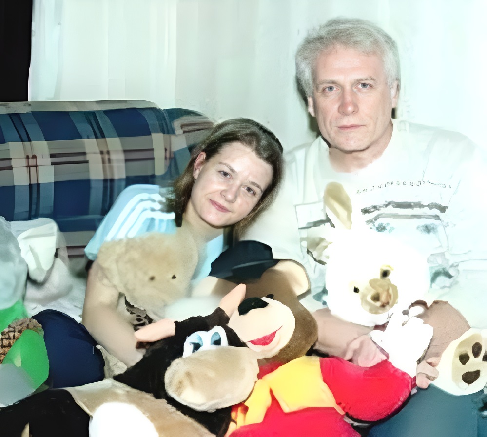 В 10 лет потеряла маму, отец уехал в США на заработки. Как сейчас живет дочка Бориса Невзорова - Полина