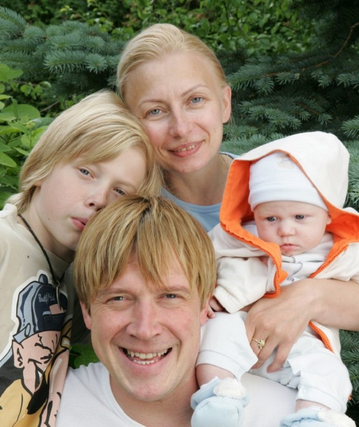 20 лет назад бросил жену с маленькими детьми и ушёл к известной актрисе. Как сегодня живет новая семья Алексея Кравченко