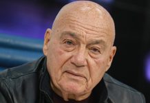 В 74 года женился на молодой и уехал из России. Как выглядит жена Владимира Познера и чем сейчас занимается ведущий?