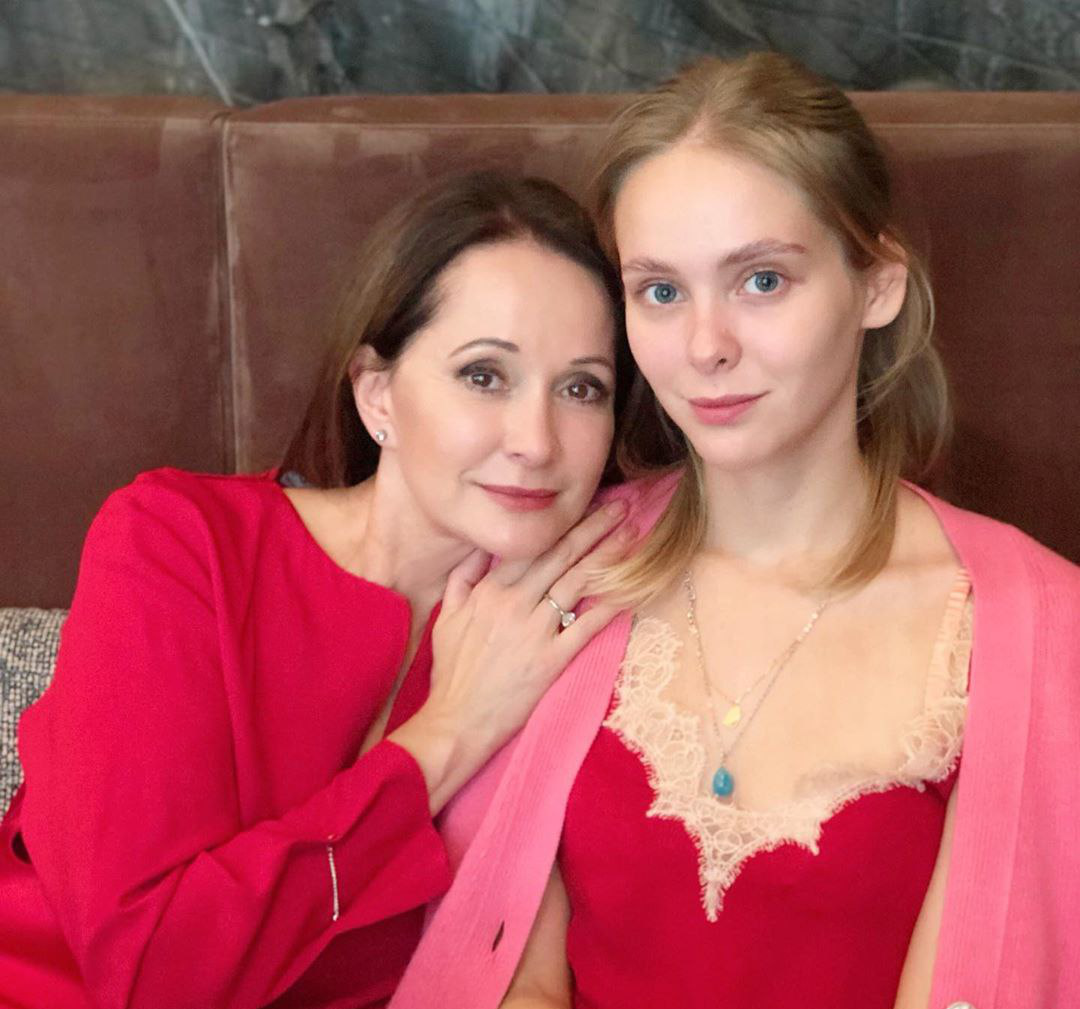 Оставила дочь одну в чужой стране, а сына теперь растит одна: как сегодня живёт Ольга Кабо и её дети
