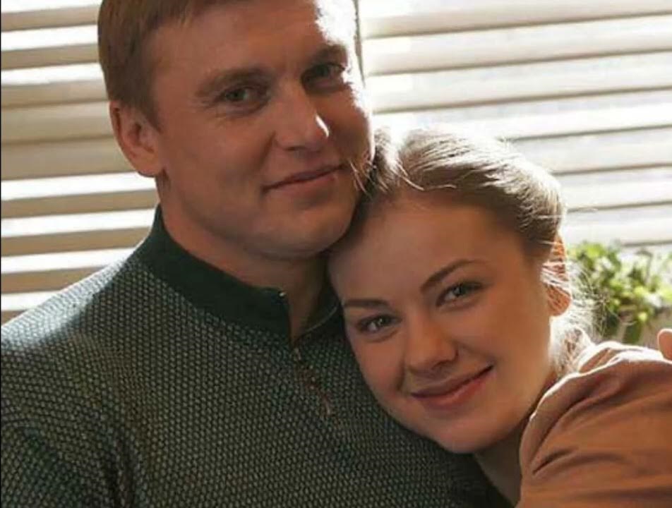 Возвратилась из Китая беременной от актера, родила дочь будучи студенткой. Личная жизнь Олеси Фаттаховой