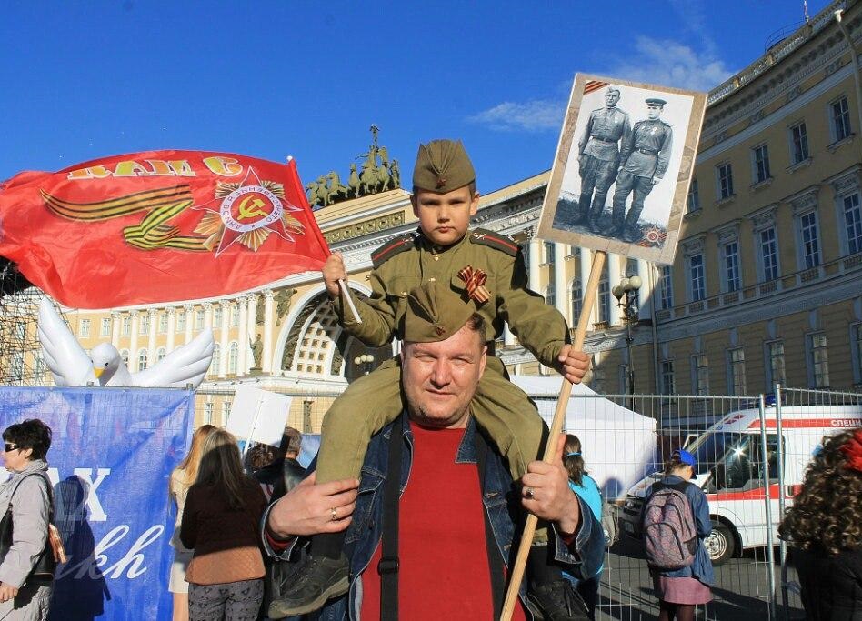 Играет жестких мужчин, а дома нянчится с чихуахуа: каким оказался Дмитрий Быковский в жизни