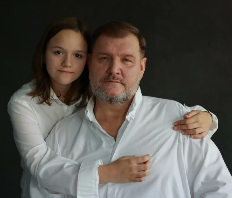 Играет жестких мужчин, а дома нянчится с чихуахуа: каким оказался Дмитрий Быковский в жизни