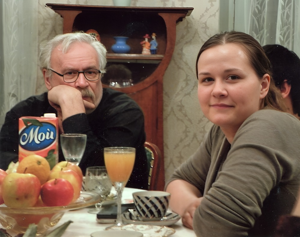В 10 лет потеряла маму, отец уехал в США на заработки. Как сейчас живет дочка Бориса Невзорова - Полина