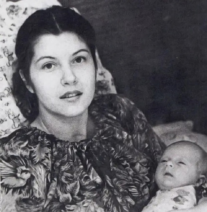 В 18 лет родила от дворника, который прикинулся реставратором: Как выглядит 47-летний сын Веры Сотниковой