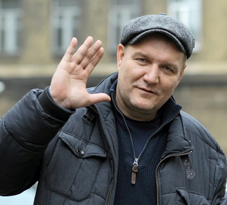 Играет жестких мужчин, а дома нянчится с чихуахуа: каким оказался Дмитрий Быковский в жизни