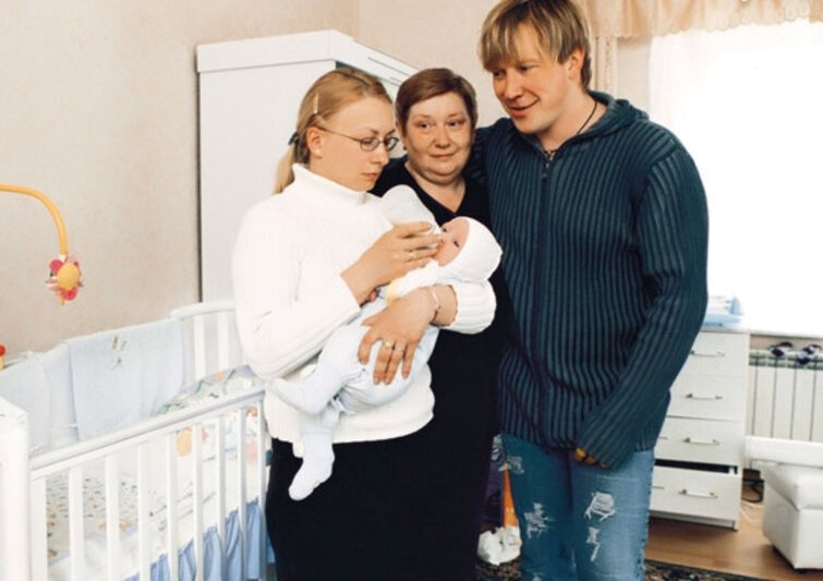 20 лет назад бросил жену с маленькими детьми и ушёл к известной актрисе. Как сегодня живет новая семья Алексея Кравченко