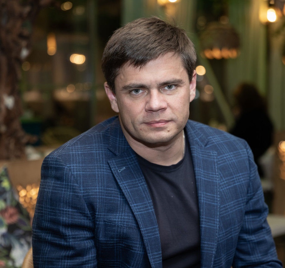 Развелся после 26 лет брака, скрывал жену и сыновей много лет: Сергей Боярский и его новая семья
