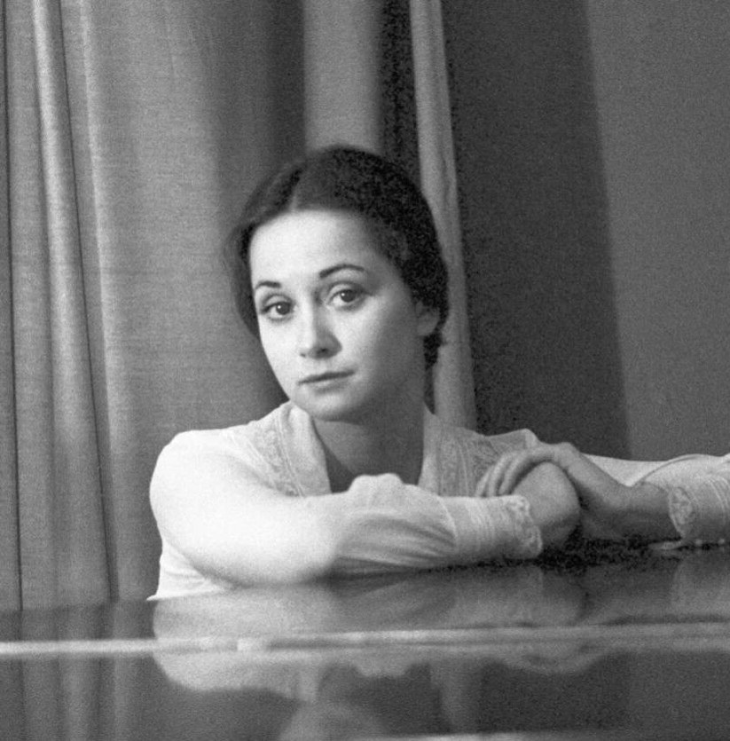 Оставила дочь одну в чужой стране, а сына теперь растит одна: как сегодня живёт Ольга Кабо и её дети