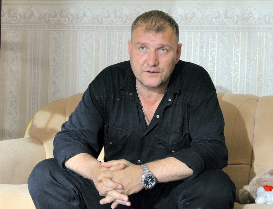 Играет жестких мужчин, а дома нянчится с чихуахуа: каким оказался Дмитрий Быковский в жизни
