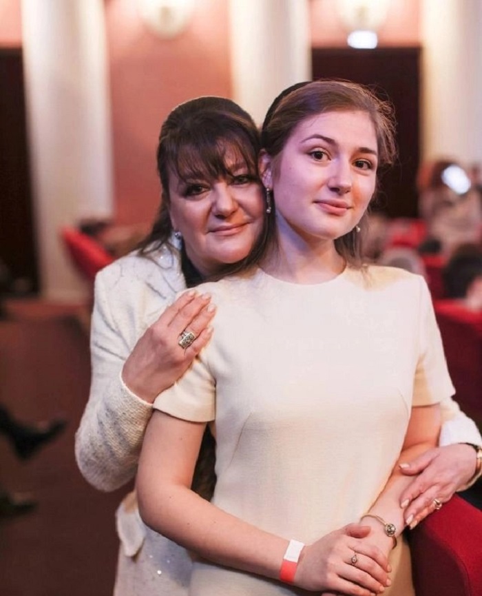 Пережила череду потерь, сильно изменилась, живет с дочерью в 11-комнатной квартире. Анастасия Мельникова