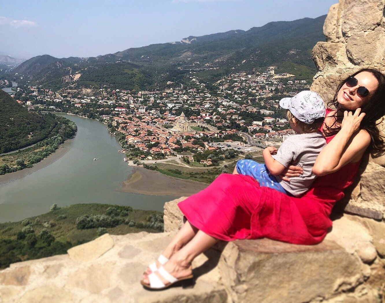 Старший сын от известного музыканта. Скрывает отца младшего ребенка. Актриса Екатерина Олькин и её сыновья