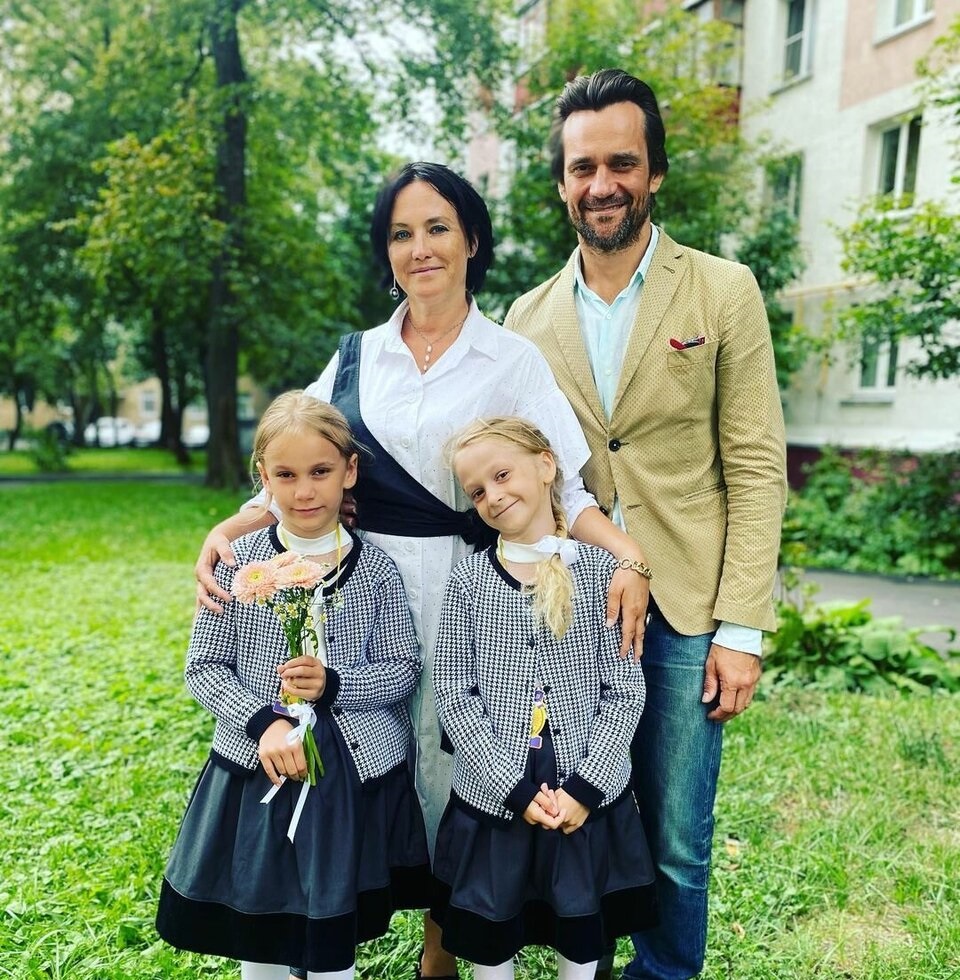 Женился на красавице - актрисе, нашел брата спустя много лет и воспитывает двух дочек. Актер Дмитрий Миллер